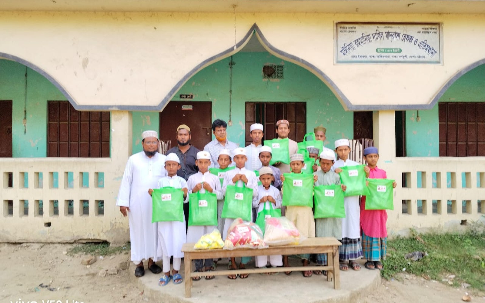 শিক্ষার্থীদের মধ্যে সহায়তা সামগ্রী বিতরণ করছেন অ্যাসোসিয়েশনের সদস্যরা