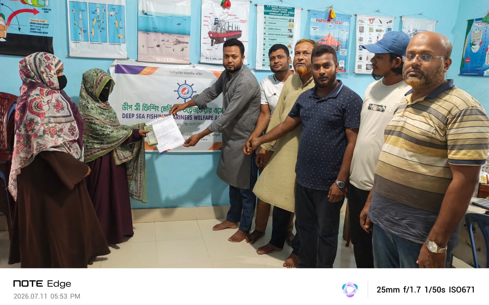একটি পরিবারকে সহায়তা হস্তান্তর করছেন অ্যাসোসিয়েশনের প্রতিনিধিরা