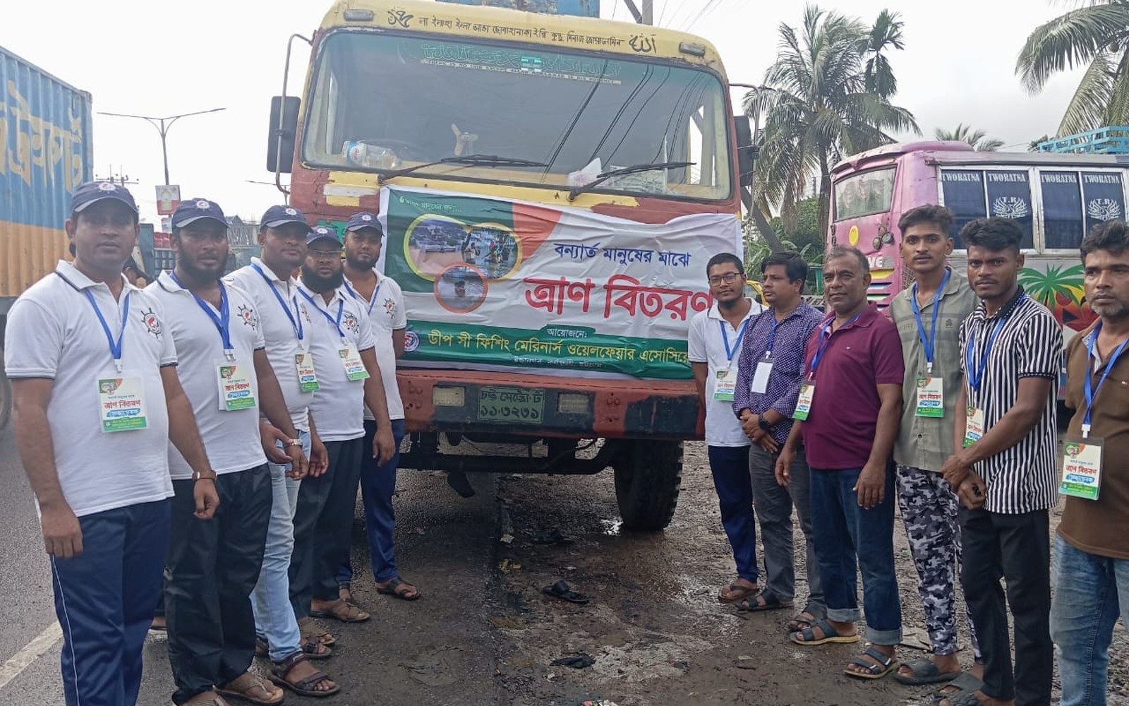 ত্রাণবাহী ট্রাকের সামনে অ্যাসোসিয়েশনের স্বেচ্ছাসেবক দল