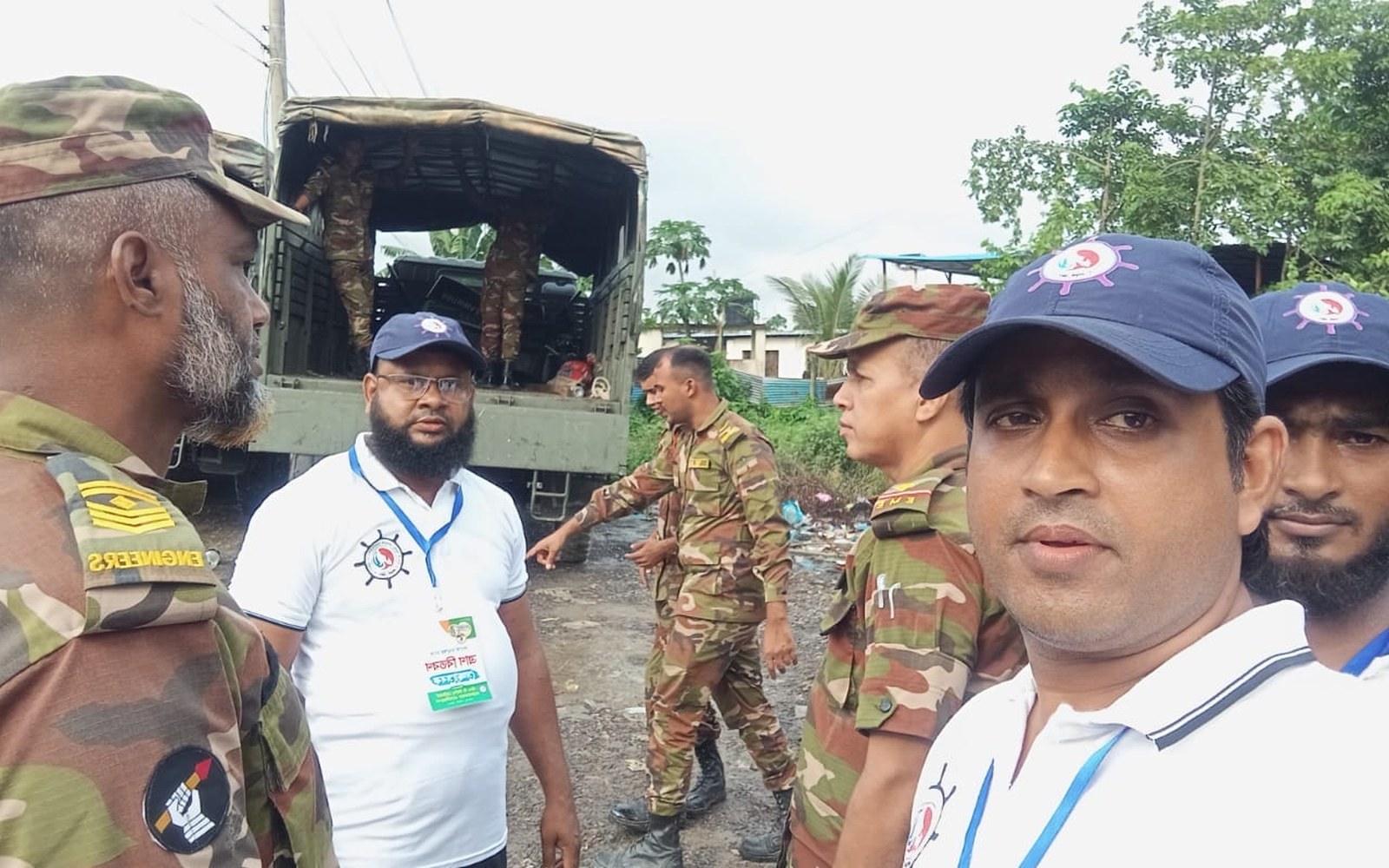 ত্রাণ কার্যক্রমে সেনাবাহিনীর সদস্যদের সঙ্গে অ্যাসোসিয়েশনের প্রতিনিধিরা
