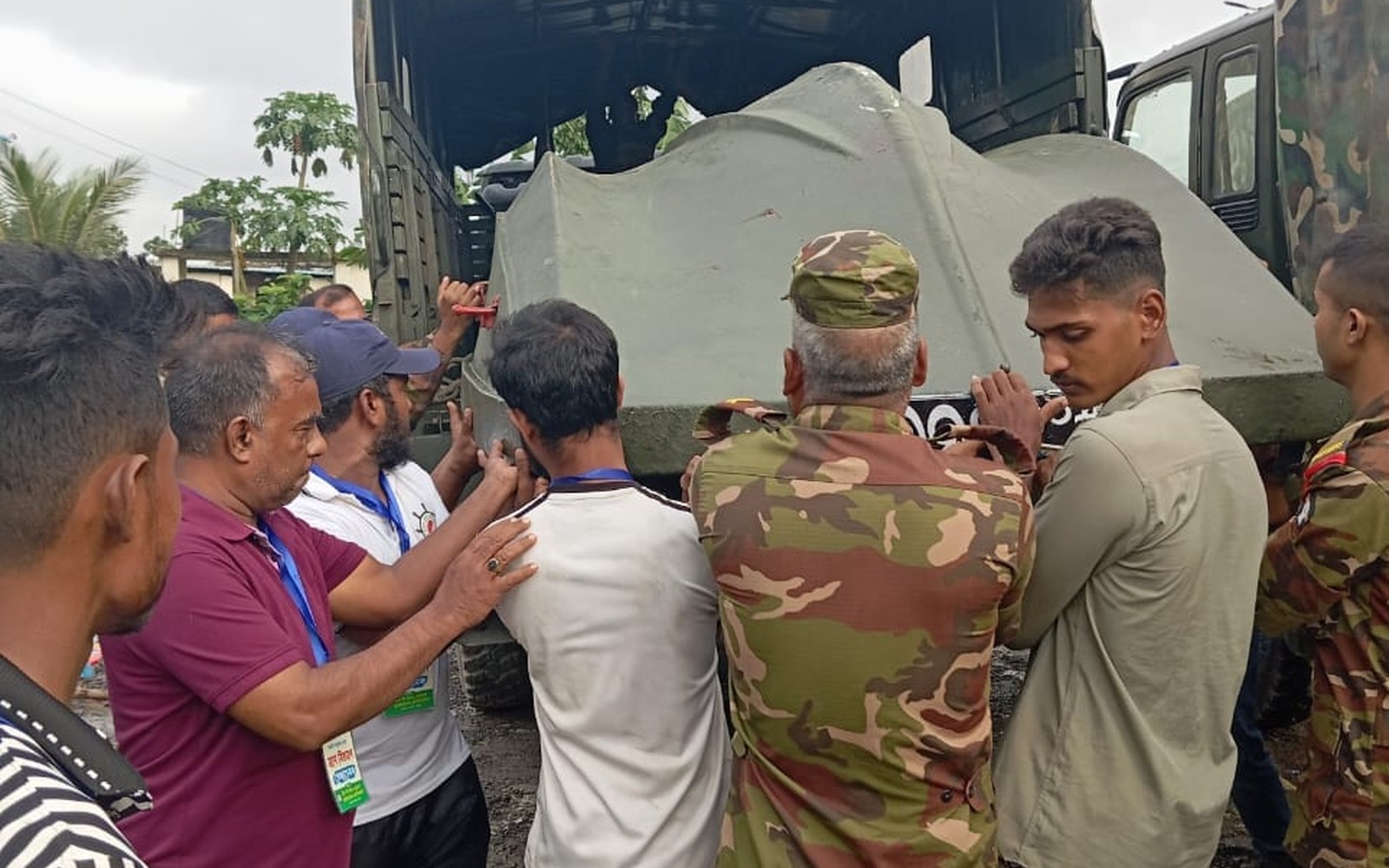 সেনাবাহিনী ও স্বেচ্ছাসেবকদের ত্রাণসামগ্রী নামানোর দৃশ্য